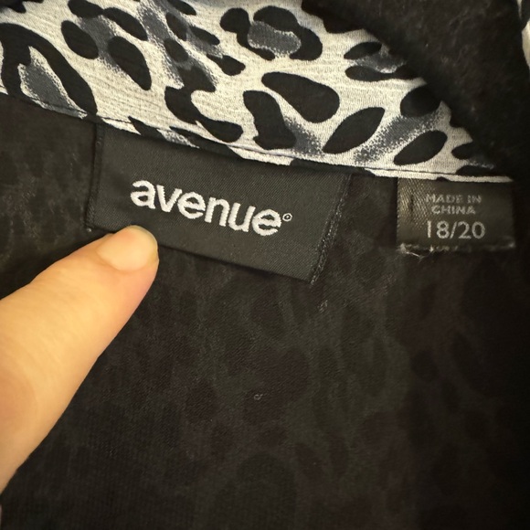 Woman’s Avenue Leopard Button up or Open Blouse. Size 18/20 Ruffle Top. - Picture 5 of 11
